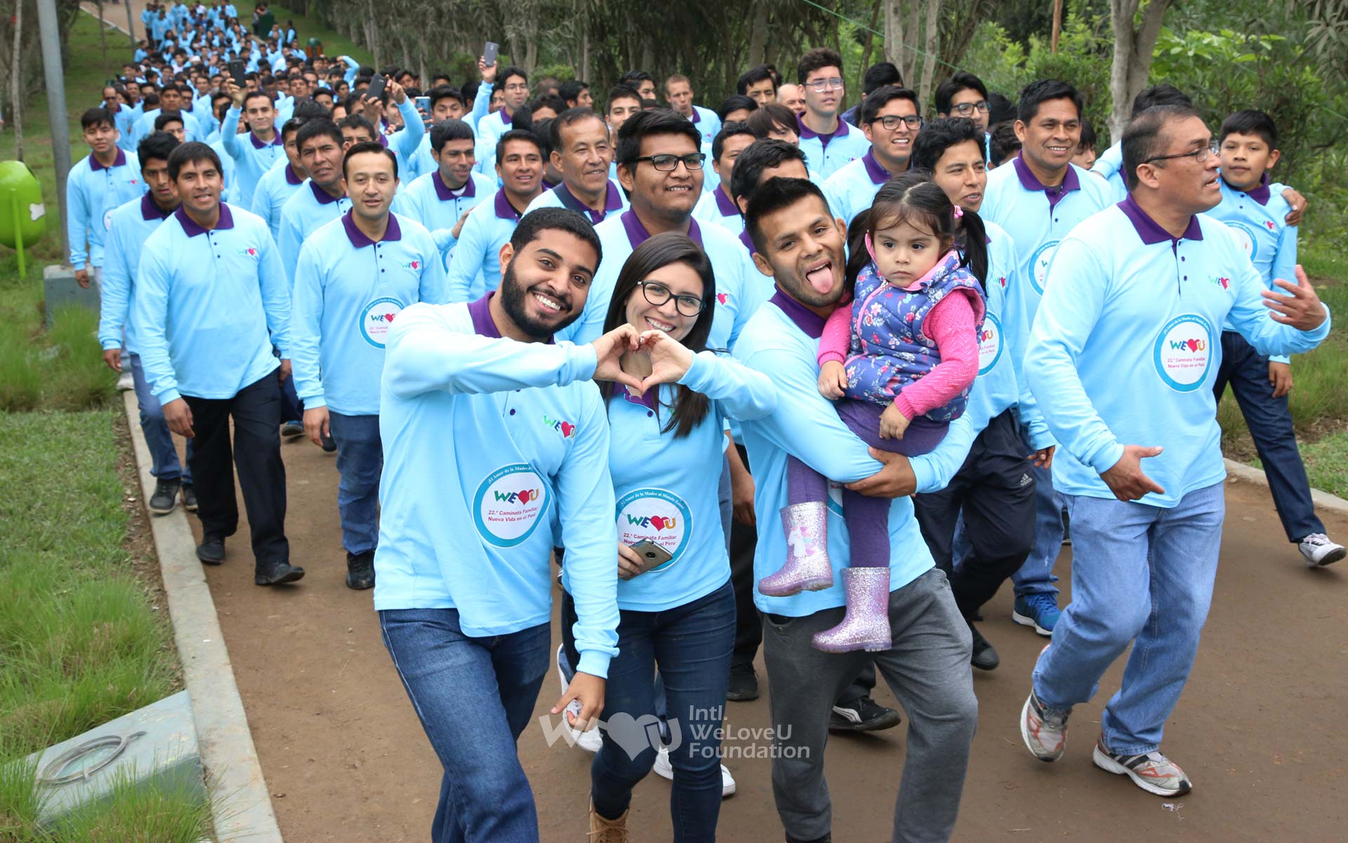 가족 단위의 참여자들이 즐겁고 행복한 표정으로 국제WeLoveU 제22회 새생명 사랑 가족걷기대회에 참여하는 모습