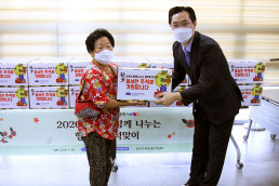 2020 추석을 맞아 (사)국제위러브유운동본부 장길자 명예회장이 서울 동대문구 휘경2동 주민센터와 협력해 태풍·홍수 이재민 가정에 식료품 세트를 기증하는 지원사업을 펼쳤다.